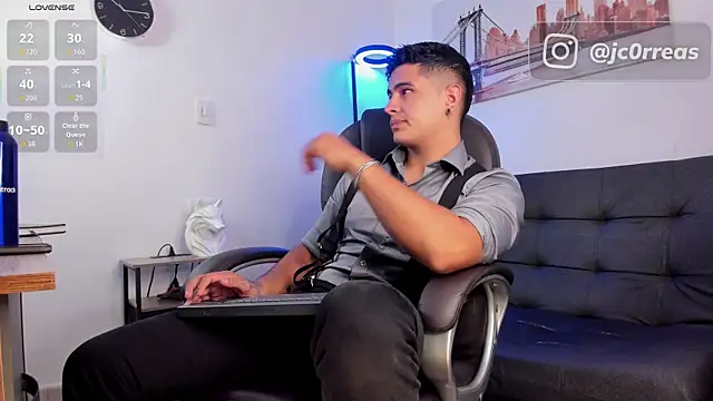 Snapshot of _Juanes chatting on 11.18.25 Juanes online show from 11.18.25