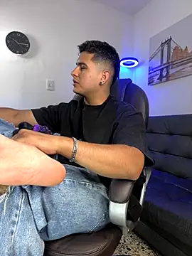 Snapshot of _Juanes chatting on 11.21.25 Juanes online show from 11.21.25