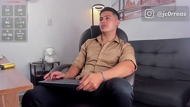 Snapshot of _Juanes chatting on 11.29.25 Juanes online show from 11.29.25