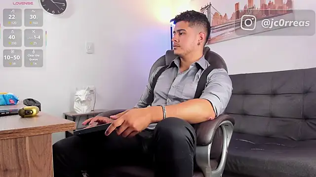 Snapshot of _Juanes chatting on 12.15.25 Juanes online show from 12.15.25