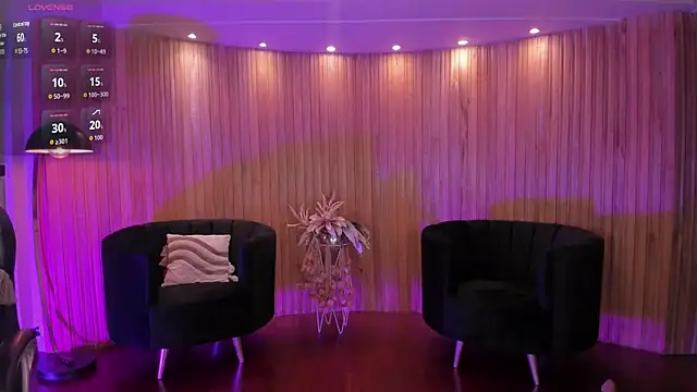 Snapshot of MaddyOwens chatting on 11.04.25 MaddyOwens online show from 11.04.25