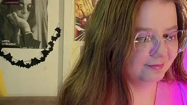 Snapshot of Sienna-Cow chatting on 11.05.25 Sienna-Cow online show from 11.05.25