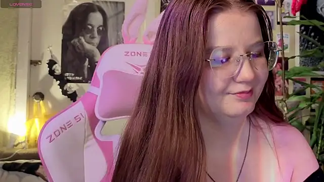 Snapshot of Sienna-Cow chatting on 11.07.25 Sienna-Cow online show from 11.07.25