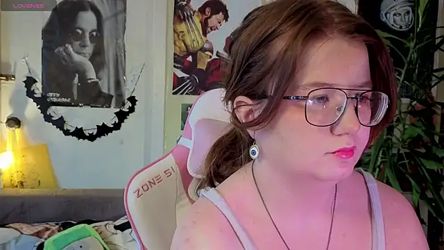 Snapshot of Sienna-Cow chatting on 11.26.25 Sienna-Cow online show from 11.26.25