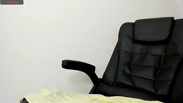 Snapshot of SweetCata_ts chatting on 12.13.25 SweetCata ts online show from 12.13.25