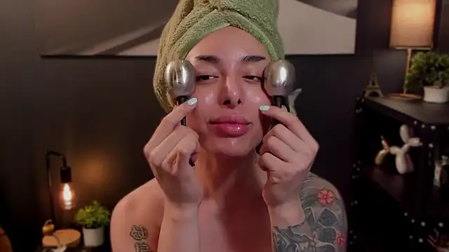 Snapshot of LUNACOCKSLAYER chatting on 09.25.25 LUNACOCKSLAYER online show from 09.25.25