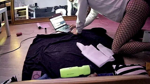 Snapshot of Toysboy67bi chatting on 09.28.25 Toysboy67bi online show from 09.28.25