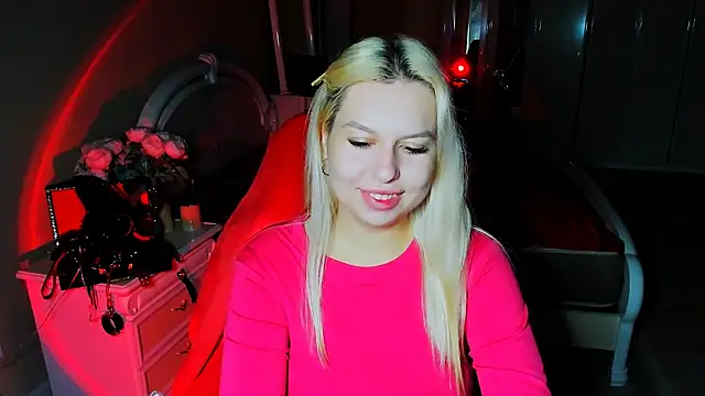 Snapshot of ChloeRicc chatting on 10.29.25 ChloeRicc online show from 10.29.25