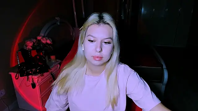 Snapshot of ChloeRicc chatting on 10.30.25 ChloeRicc online show from 10.30.25