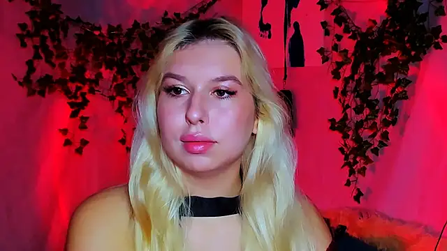 Snapshot of ChloeRicc chatting on 11.24.25 ChloeRicc online show from 11.24.25