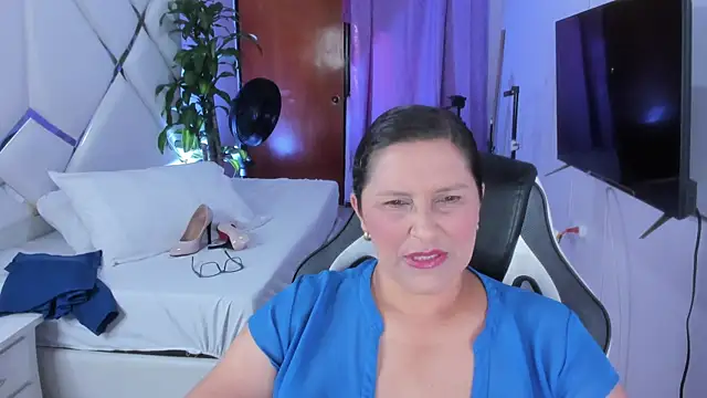 Snapshot of KikaDuque chatting on 11.11.25 KikaDuque online show from 11.11.25