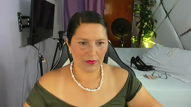 Snapshot of KikaDuque chatting on 11.24.25 KikaDuque online show from 11.24.25