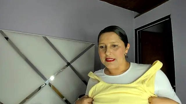 Snapshot of KikaDuque chatting on 04.06.26 KikaDuque online show from 04.06.26