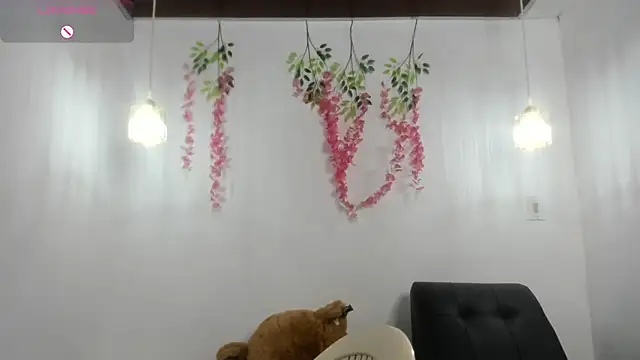 Snapshot of scarletbaker_ chatting on 05.18.26 scarletbaker online show from 05.18.26