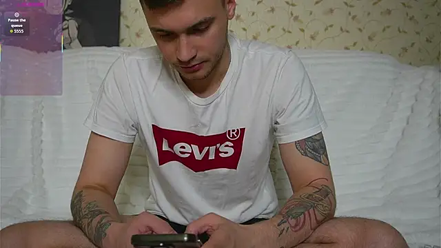 Snapshot of johnstoneisland chatting on 04.26.26 johnstoneisland online show from 04.26.26