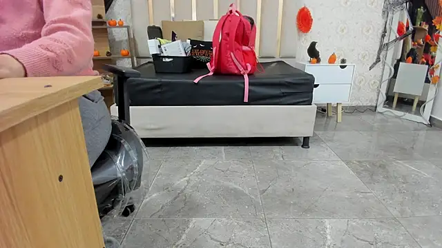 Snapshot of BLUE_TAY1 chatting on 10.28.25 BLUE TAY1 online show from 10.28.25