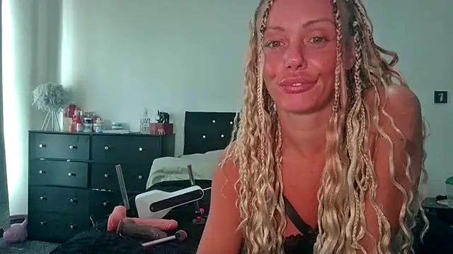 Snapshot of OliviaRyan22 chatting on 05.18.26 OliviaRyan22 online show from 05.18.26