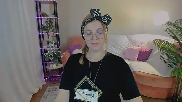 Snapshot of YourUniverser chatting on 09.08.25 YourUniverser online show from 09.08.25