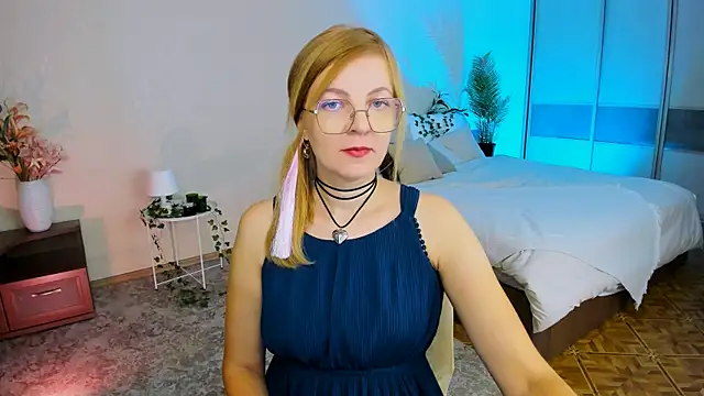 Snapshot of YourUniverser chatting on 09.10.25 YourUniverser online show from 09.10.25