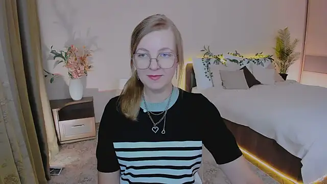 Snapshot of YourUniverser chatting on 09.14.25 YourUniverser online show from 09.14.25