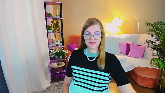 Snapshot of YourUniverser chatting on 09.23.25 YourUniverser online show from 09.23.25