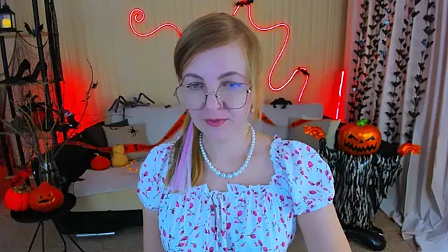 Snapshot of YourUniverser chatting on 10.25.25 YourUniverser online show from 10.25.25