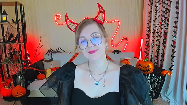 Snapshot of YourUniverser chatting on 10.26.25 YourUniverser online show from 10.26.25