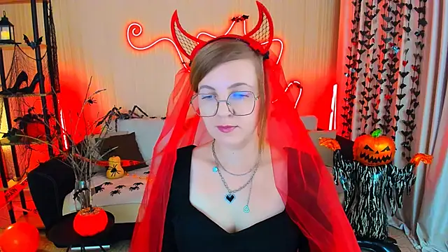 Snapshot of YourUniverser chatting on 10.28.25 YourUniverser online show from 10.28.25