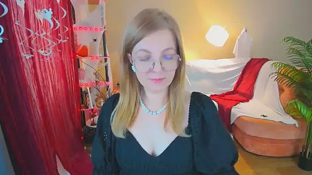 Snapshot of YourUniverser chatting on 11.02.25 YourUniverser online show from 11.02.25