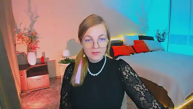 Snapshot of YourUniverser chatting on 11.04.25 YourUniverser online show from 11.04.25