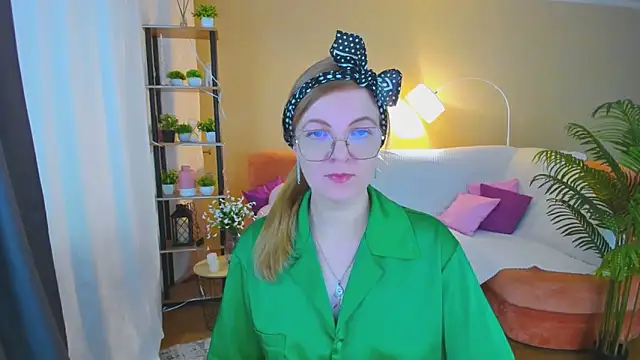 Snapshot of YourUniverser chatting on 11.11.25 YourUniverser online show from 11.11.25