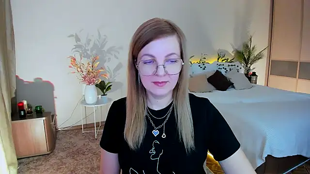 Snapshot of YourUniverser chatting on 11.15.25 YourUniverser online show from 11.15.25