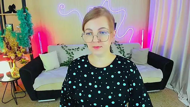 Snapshot of YourUniverser chatting on 11.18.25 YourUniverser online show from 11.18.25