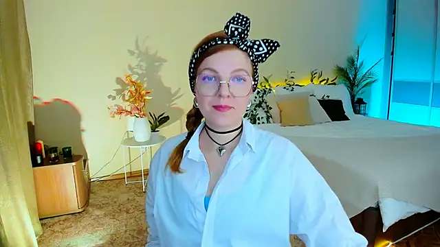 Snapshot of YourUniverser chatting on 11.19.25 YourUniverser online show from 11.19.25