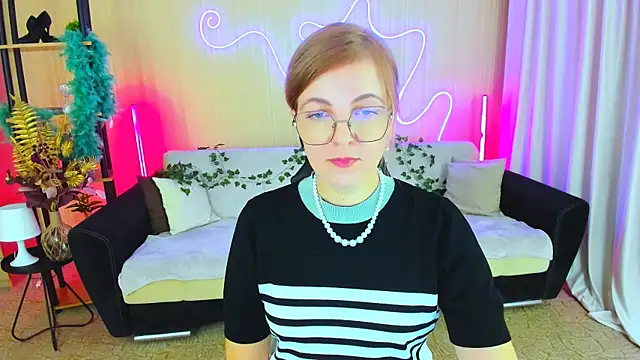 Snapshot of YourUniverser chatting on 11.20.25 YourUniverser online show from 11.20.25