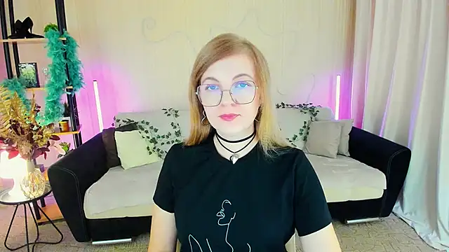 Snapshot of YourUniverser chatting on 11.24.25 YourUniverser online show from 11.24.25