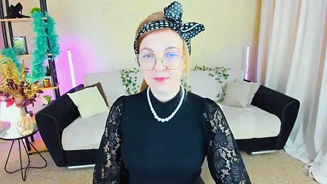 Snapshot of YourUniverser chatting on 11.25.25 YourUniverser online show from 11.25.25