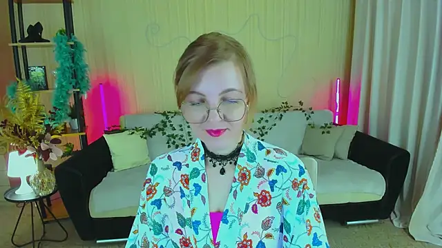 Snapshot of YourUniverser chatting on 11.30.25 YourUniverser online show from 11.30.25