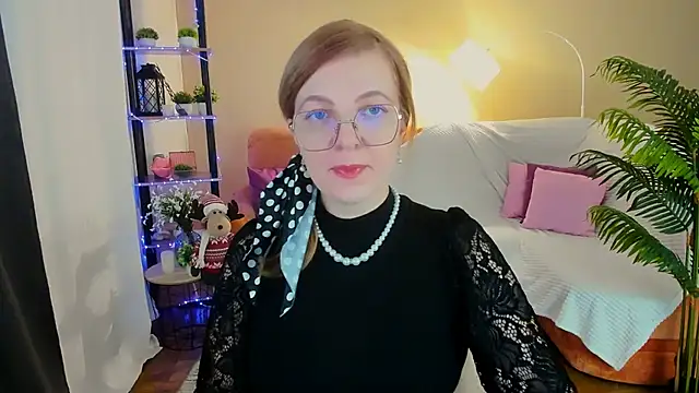 Snapshot of YourUniverser chatting on 12.01.25 YourUniverser online show from 12.01.25