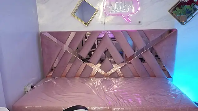 Luna Star v online show from 11.26.25