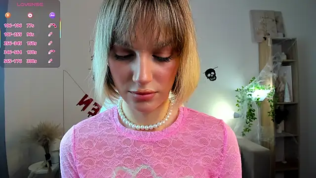 Snapshot of Ice_Strawberry chatting on 10.31.25 Ice Strawberry online show from 10.31.25