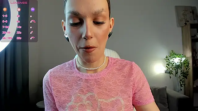 Snapshot of Ice_Strawberry chatting on 11.16.25 Ice Strawberry online show from 11.16.25