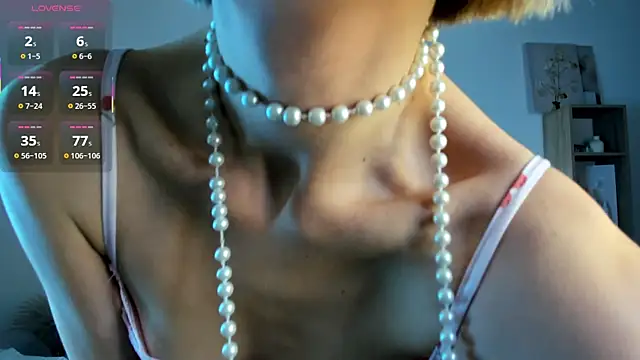 Snapshot of Ice_Strawberry chatting on 11.20.25 Ice Strawberry online show from 11.20.25