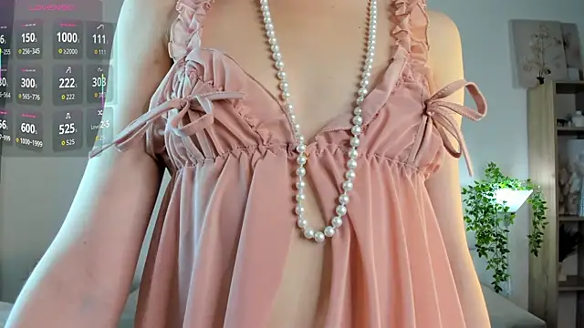 Snapshot of Ice_Strawberry chatting on 11.21.25 Ice Strawberry online show from 11.21.25