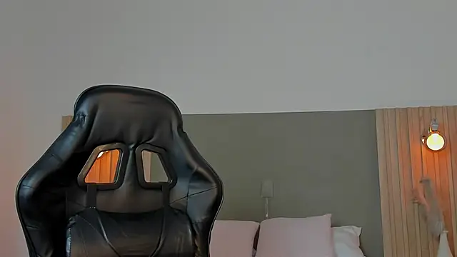 Snapshot of luccia_smith chatting on 02.15.26 luccia smith online show from 02.15.26