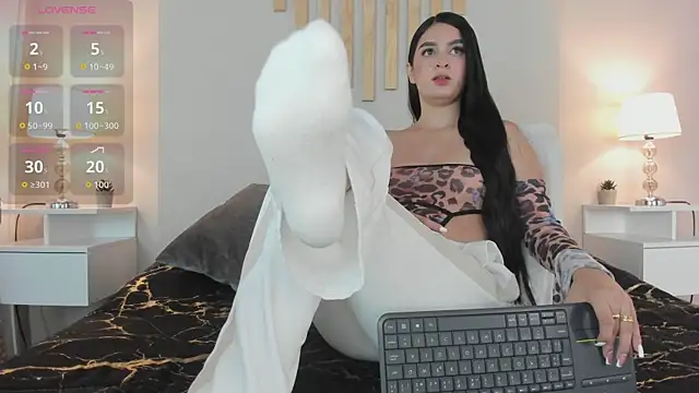 Snapshot of natachadiaz_ chatting on 10.30.25 natachadiaz online show from 10.30.25