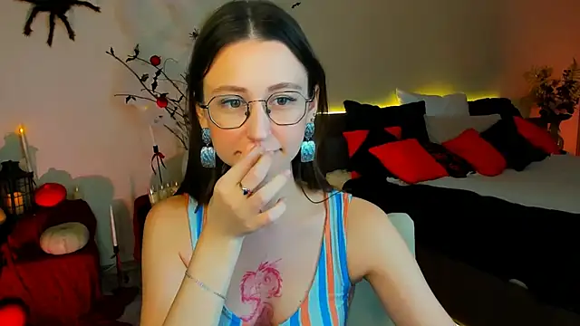 Snapshot of YourLovellyStory chatting on 10.29.25 YourLovellyStory online show from 10.29.25