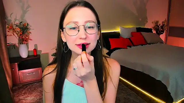 Snapshot of YourLovellyStory chatting on 11.04.25 YourLovellyStory online show from 11.04.25