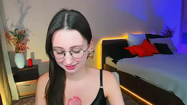 Snapshot of YourLovellyStory chatting on 11.06.25 YourLovellyStory online show from 11.06.25