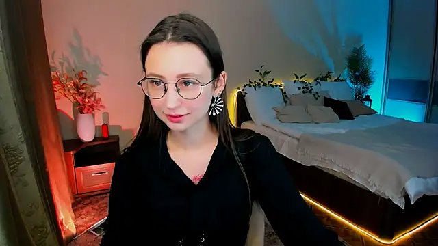 Snapshot of YourLovellyStory chatting on 11.11.25 YourLovellyStory online show from 11.11.25